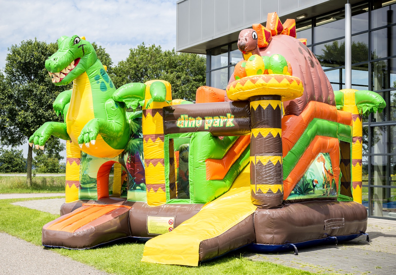 Dino-Park-Hüpfburg mit großem grünem Dinosaurier